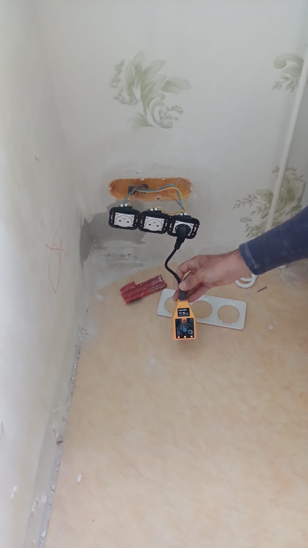 Vérification d'un bloc triple prises après pose sur mur préparé
