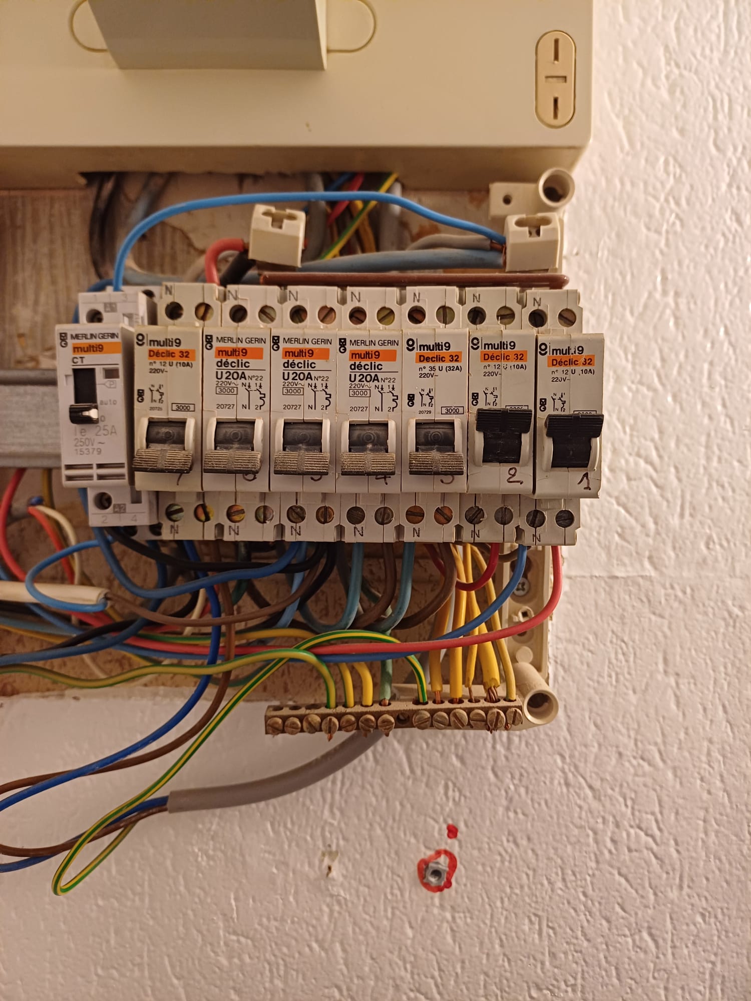 Ancien tableau Merlin Gerin Multi9 Déclic 32 avec câblage désordonné, avant remplacement