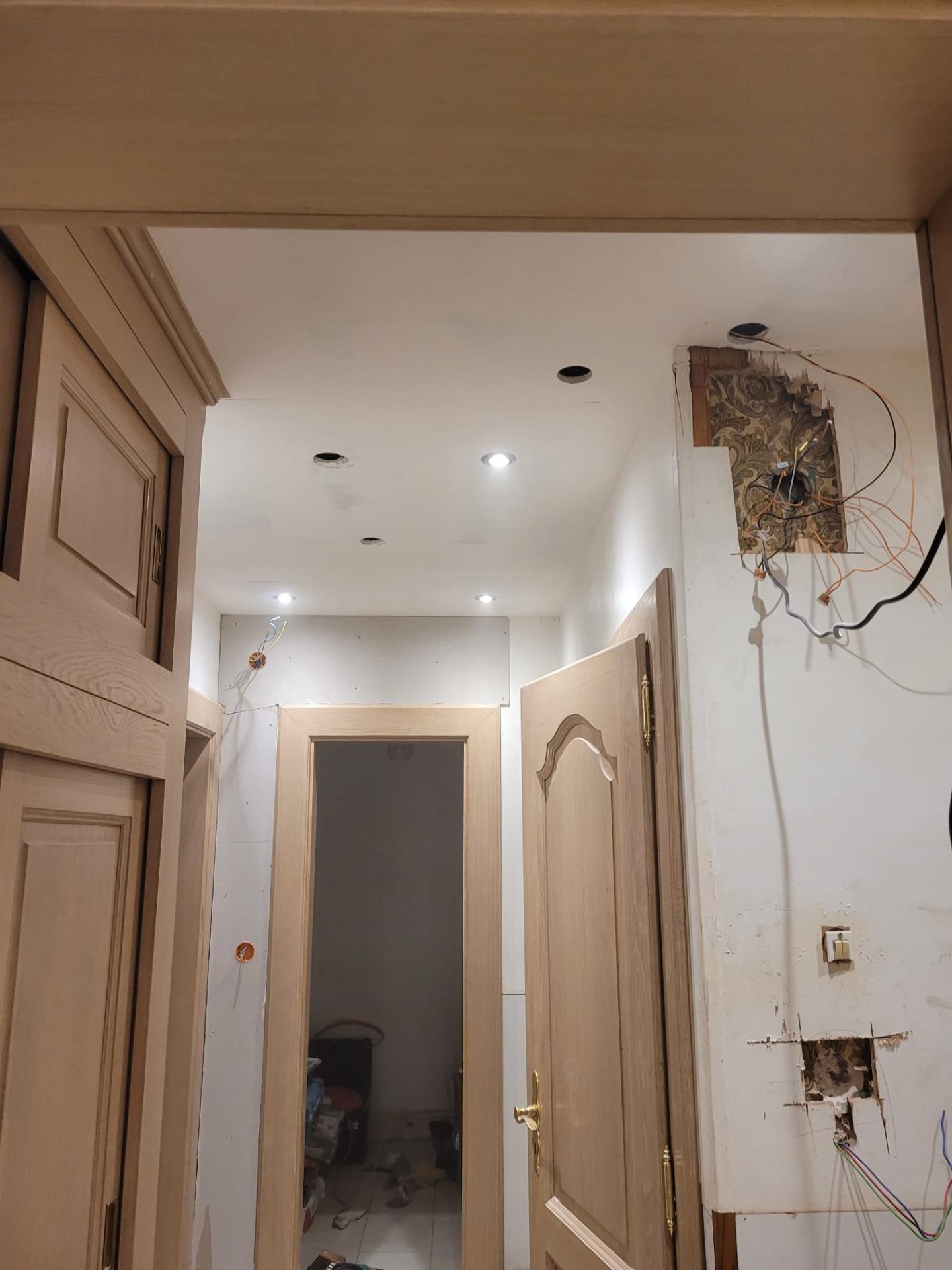 Faux plafond avec spots encastrés installés dans un couloir