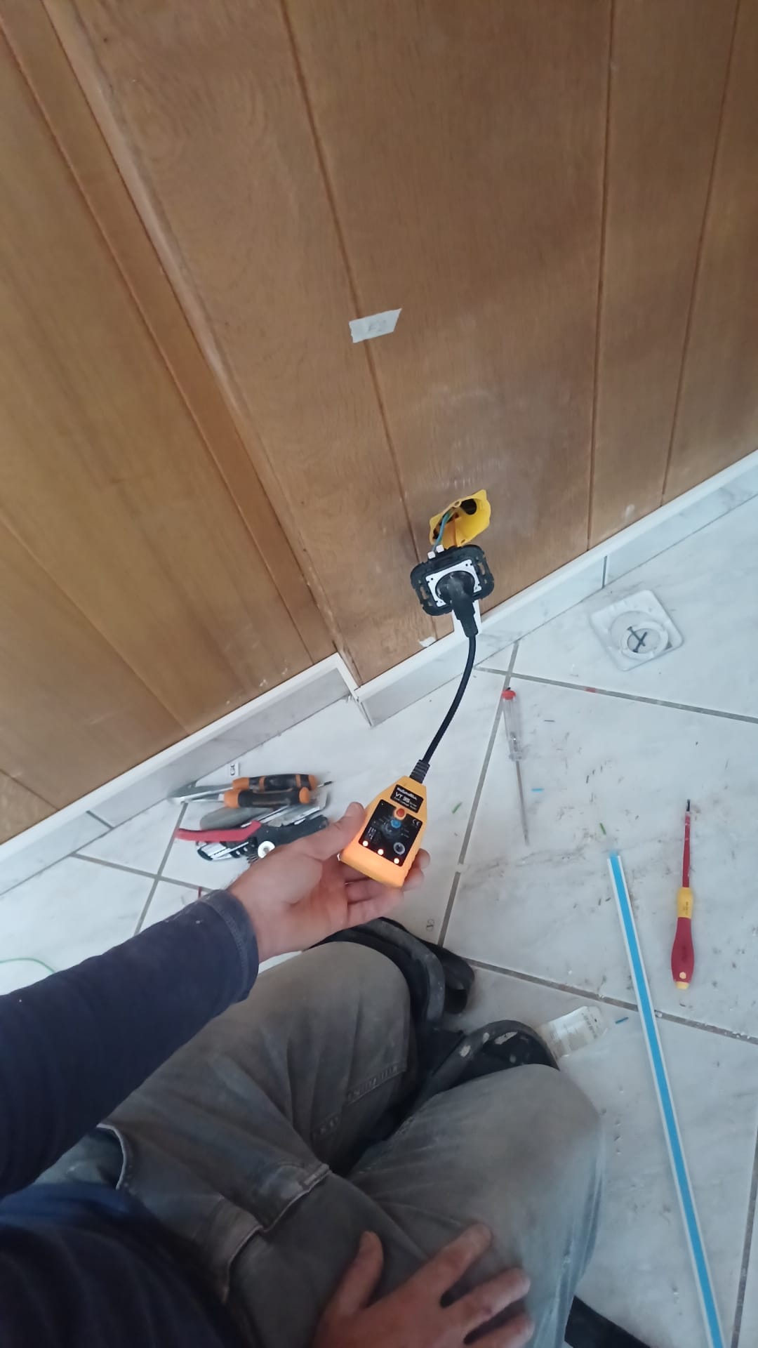 Vérification d'une prise électrique lors d'une mise aux normes