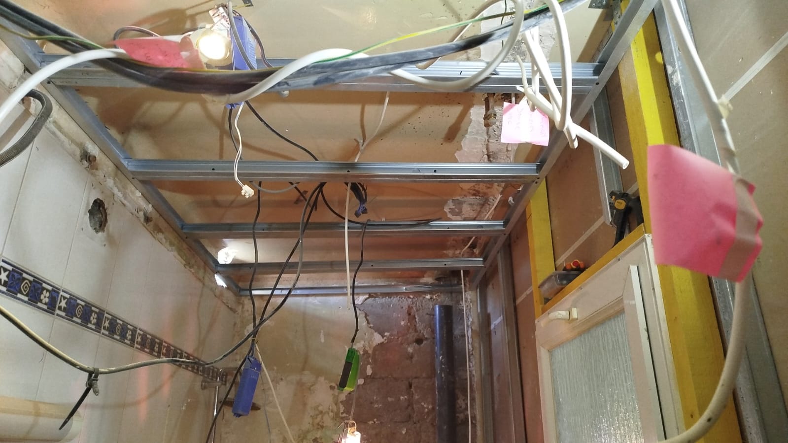 Salle de bain en rénovation : ossature métallique de plafond avec réseaux électriques passés