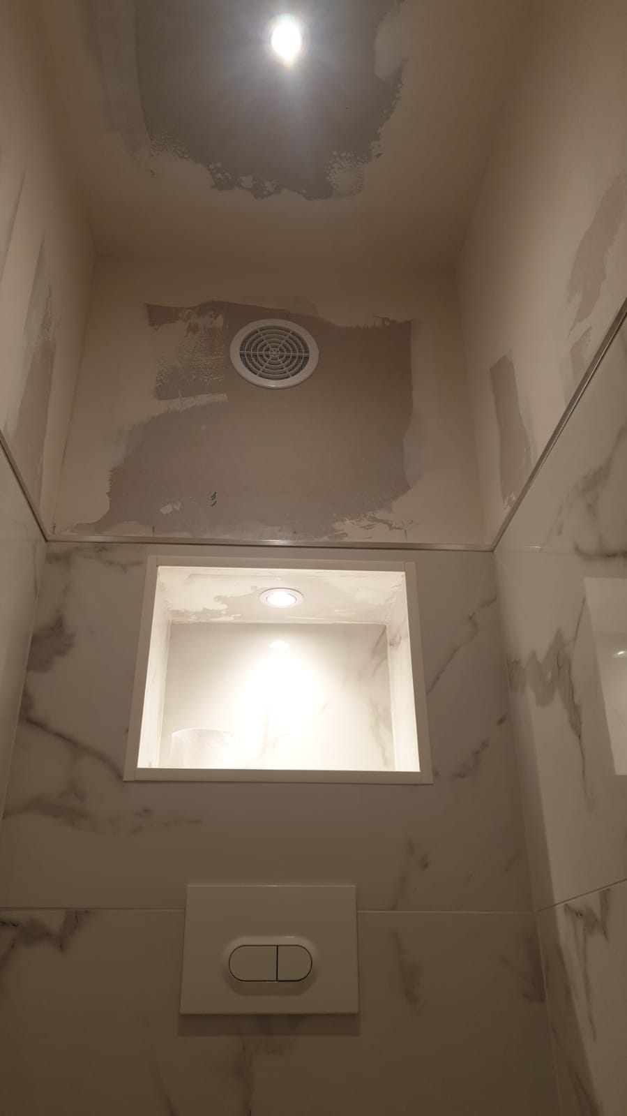 Espace fini avec faïence effet marbre et niche lumineuse