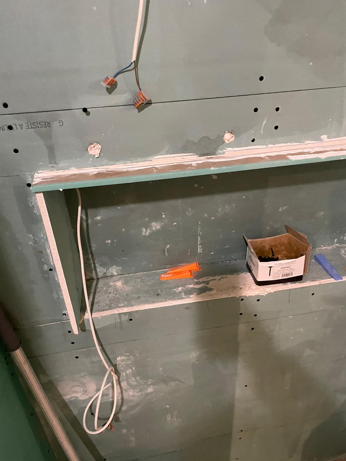 Niche découpée dans une cloison placo hydrofuge (vert) — préparation salle de bain