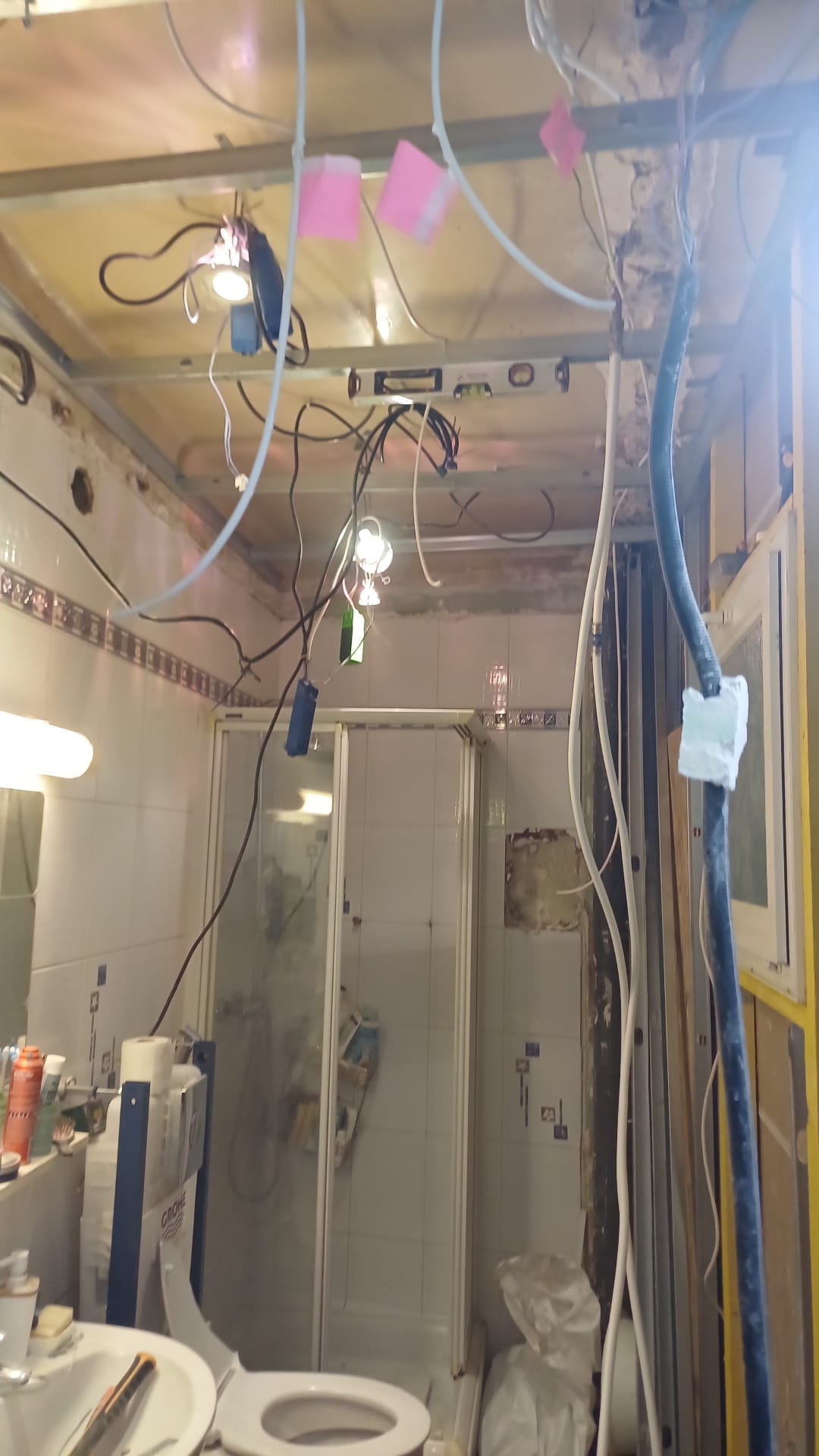 Salle de bain avant travaux : dépose complète des réseaux et revêtements