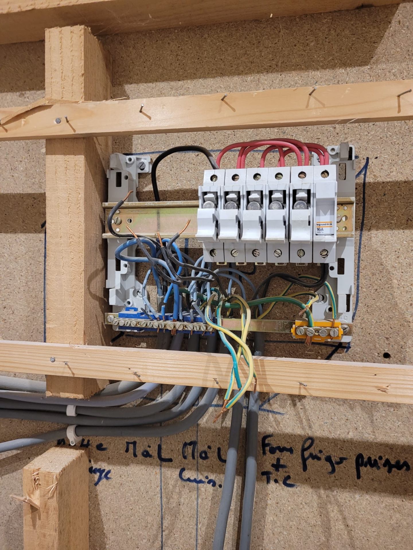 Ancien tableau électrique fixé sur ossature bois, avant dépose et remplacement