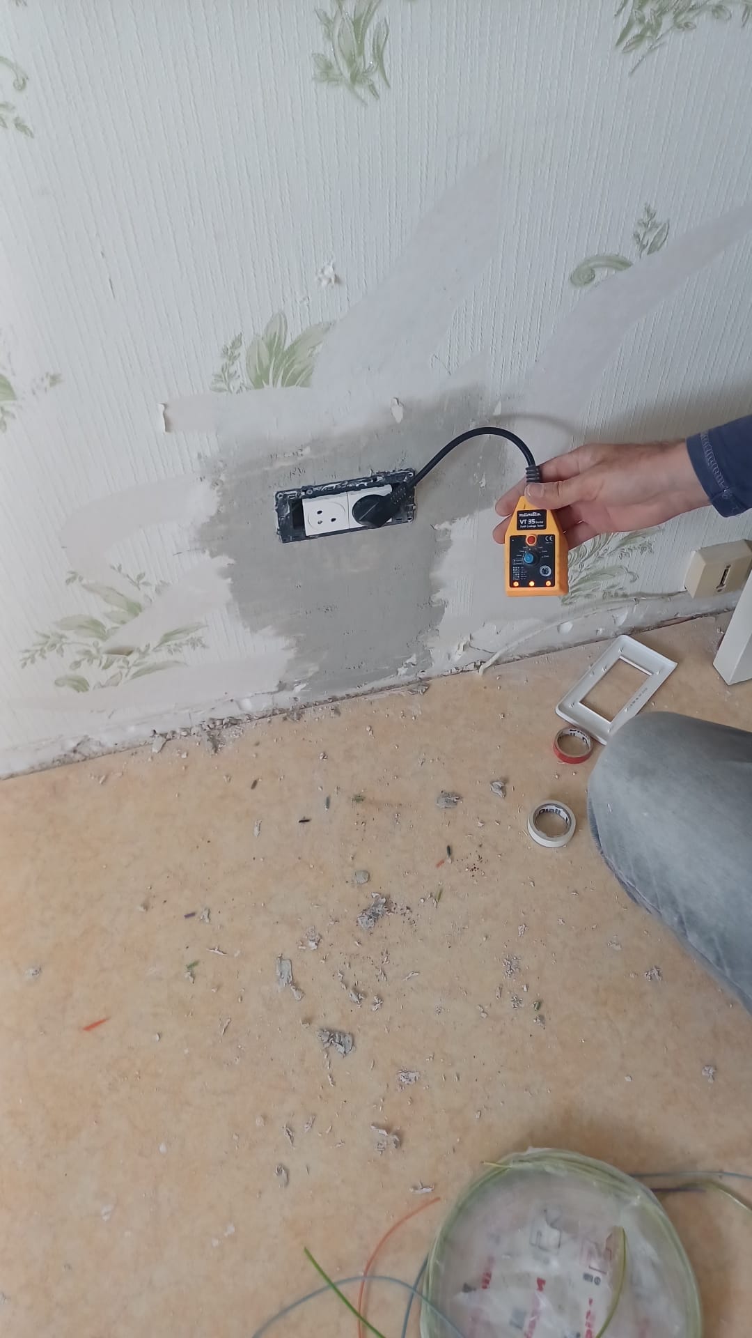 Test d'une prise sur mur en cours de rénovation (dépose du papier peint)