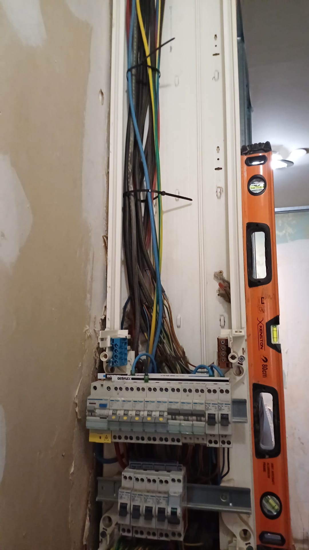 Ancien tableau électrique vétuste avant rénovation complète